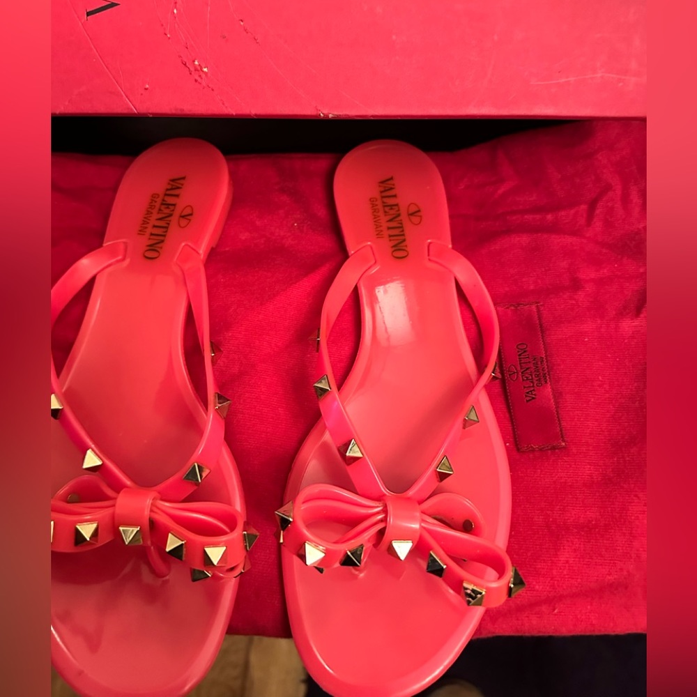 VALENTINO ROCKSTUD PVC BOW THONG SANDAL IN HOT PINK